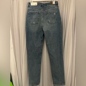 Ripped mom jeans curvy fit